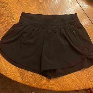 Women’s Lululemon Tracker Shorts 5” Size 10